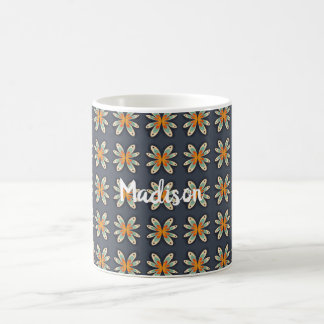 Retro-Blumenmuster in Orange und Marineblau nach M Kaffeetasse