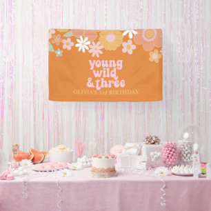 Retro-Blumenmuster Young Wild drei Geburtstag Banner