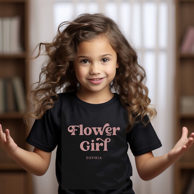 Retro Boho Dusty Rose Typografie | Blumenmädchen T-Shirt (A boho, retro shirt for the flower girl in dusty rose typography)