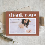 Retro Bold Typografy Terracotta Foto Abschluss Dankeskarte<br><div class="desc">Schicken Sie Dankeschön mit diesem personalisierbaren Foto Abschluss Dankeschön Karte. Die Retro-Typografie und das Herz auf Terrakottaböden sorgen für ein behagliches Ambiente. Diese Foto Abschluss Dankeschön-Karte wird perfekt für jeden Abschluss Thema. Personalisieren Sie das Foto,  indem Sie Ihren Favoriten hinzufügen.</div>