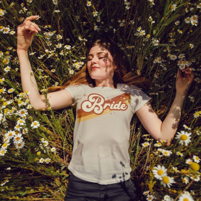 Retro Bride Typografy Summer Rainbow Wedding T-Sh T-Shirt (Von Creator hochgeladen)