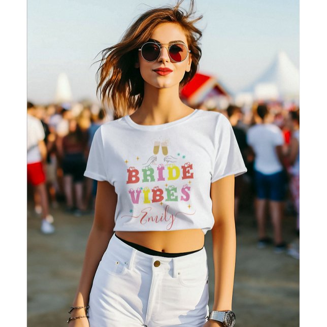 Retro Bride Vibes Individuelle Name Junggeselinnen T-Shirt (Von Creator hochgeladen)