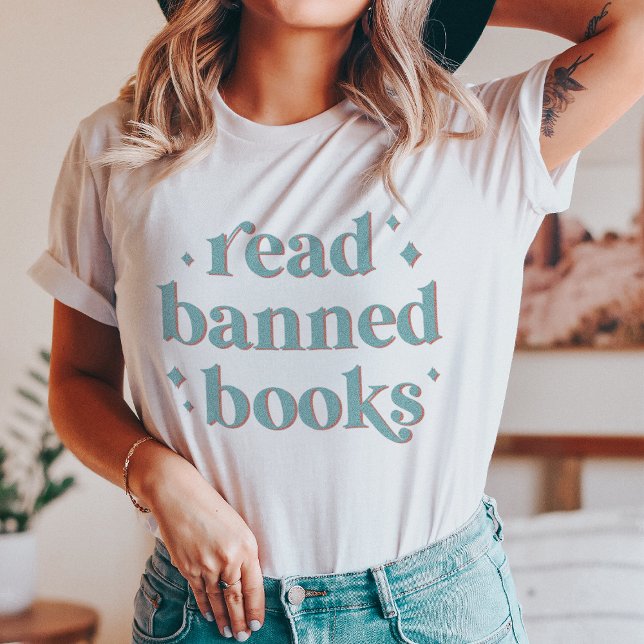 Retro-Buchstaben für verbotene Bücher lesen T-Shirt (Von Creator hochgeladen)