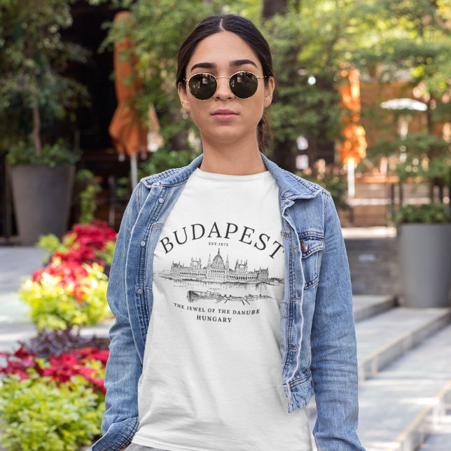 Retro Budapest: Eternal Beauty of Hungary’s Heart Tri-Blend Shirt (Von Creator hochgeladen)