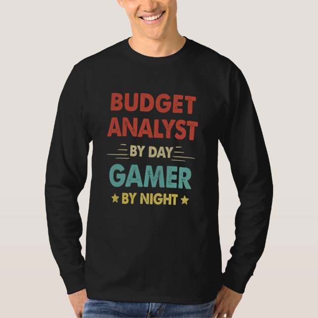 Retro Budget Analyst By Day Gamer By Night T-Shirt (Vorderseite)