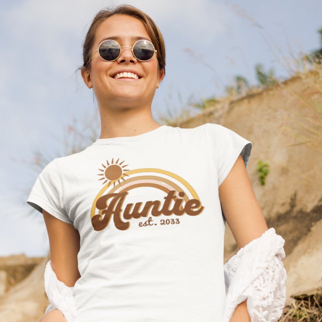 Retro Burnt Orange Sun und Rainbow Auntie T-Shirt (Von Creator hochgeladen)