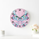 Retro Butterfly Abstrakter Pop Kunst Große Wanduhr<br><div class="desc">Mit dieser bezaubernden Uhr, die mit einem abstrakten Schmetterling auf einem weichen rosafarbenen Hintergrund geschmückt ist, verleihen Sie Ihrem Raum eine Touch Eleganz und Lustigkeit. Das zarte, aufwändige Design vereint Schönheit und Gelassenheit und ist eine perfekte Ergänzung zu jedem Zimmer, das einen Pop von Farbe und einen Hauch von Charme...</div>