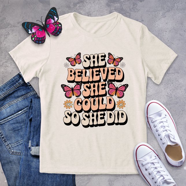 Retro Butterfly Empowerment T-Shirt - Sie glaubt Tri-Blend Shirt (Von Creator hochgeladen)