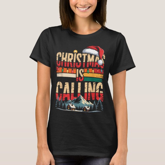 Retro Cabin Snowy Christmas Calling Lights Holiday T-Shirt (Vorderseite)