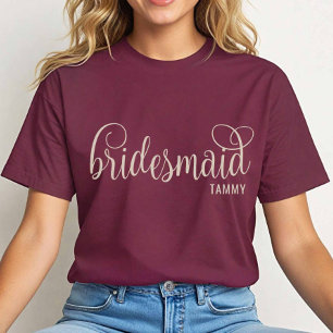 Retro Calligraphy Natural auf Maroon Bridesmaid T-Shirt