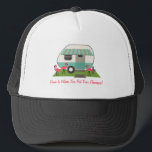 Retro Camper/Anhänger u. rosa Flamingo-Zuhause Truckerkappe<br><div class="desc">Ein Hut,  der eine Illustration eines retro Anhänger-Zuhause mit Türkisstreifen und Markise und drei rosa Plastikflamingos im Yard kennzeichnet.  Kundengerechter Text sagt,  dass "Zuhause ist,  wohin Sie setzen Ihre Flamingos!"</div>