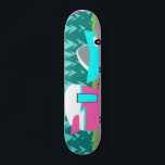 Retro-Camper / Anhänger und Auto-Skateboard Skateboard<br><div class="desc">Dieses Retro Camper / Trailer und Car Skateboard verfügt über einen modernen, minimalistischen Cartoon zeichnend, der Sie verlasse, auf die offene Straße zu gehen. Dieses Design ist eine Hommage an die 1950er Jahre und bietet ein Vintages türkisfarbenes Auto mit weißem Oberteil, das einen kitschigen Trailer zu seinem Endziel zieht. Der...</div>