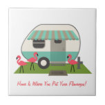 Retro Camper mit Flamingos Fliese<br><div class="desc">Eine Kachel mit einer Abbildung eines Retrocampers mit rosa Flamingos im Hof.  Im Text steht: "Zuhause ist,  wo du deinen Flamingos hinlegst!"</div>