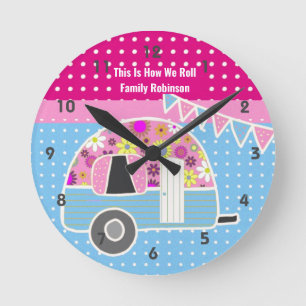 Retro-Camper-Van Pink Blau Shabby Chic Polka-Punkt Runde Wanduhr