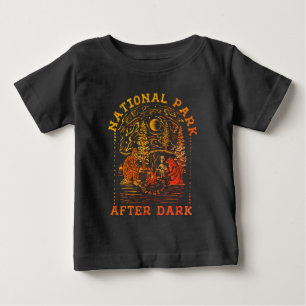 Retro Campfire Szene mit Bigfoot, Alian & Bear Baby T-shirt