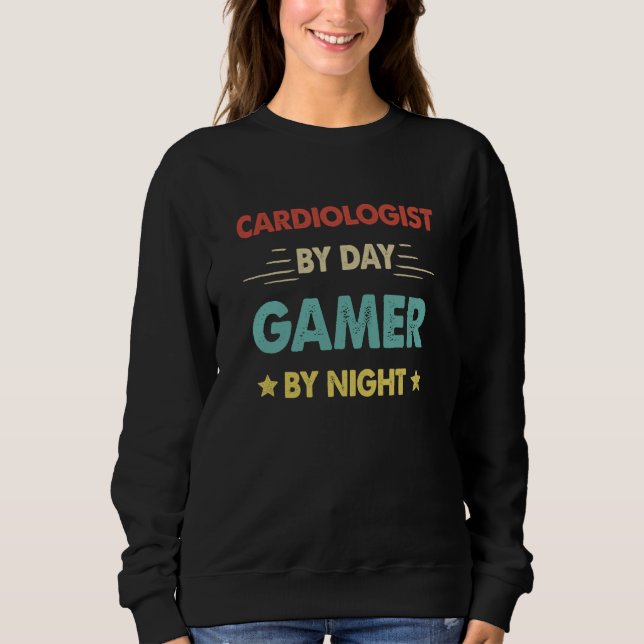 Retro Cardiologist By Day Gamer By Night Sweatshirt (Vorderseite)