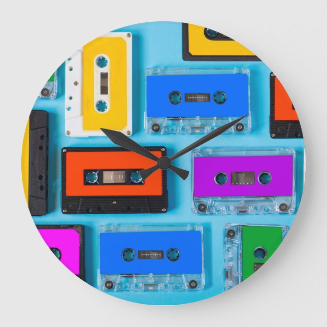 Retro Cassette: Blue Background Collection Große Wanduhr (Vorderseite)