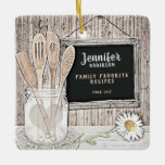 Retro Chalkboard, Mason Jar und Daisy Keramikornament<br><div class="desc">Fügen Sie einen Namen und mehr hinzu,  um dieses charmante Küchendesign mit einem Kalkbrett,  einer Vintagen Kaugummi,  Holzutensilien und einer Daisy zu personalisieren. Ideal für Leute,  die Liebe zum Kochen haben. Kunstwerk von Amelia Carrie.</div>