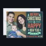 Retro Chalkboard Typografie Weihnachts-Foto Feiertagskarte<br><div class="desc">Rustikaler Retro-Chalkboard-Stil dunkelgrüner Hintergrund und helle Retro-Typografie mit individueller Jahresnummer und Familienname. Fügen Sie Ihr Lieblings-Foto, das erste Urlaubsbild Ihres Haustieres oder Babys hinzu... und passen Sie dann den Text an. Moderne fröhliche Art und Weise, glückliche Winterurlaub Grüße an alle Ihre Freunde und Lieben mit formalem Vintagen Flair zu senden....</div>