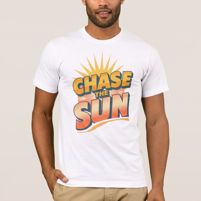 Retro "Chase the Sun" Summer Quote T-Shirt (Vorderseite)