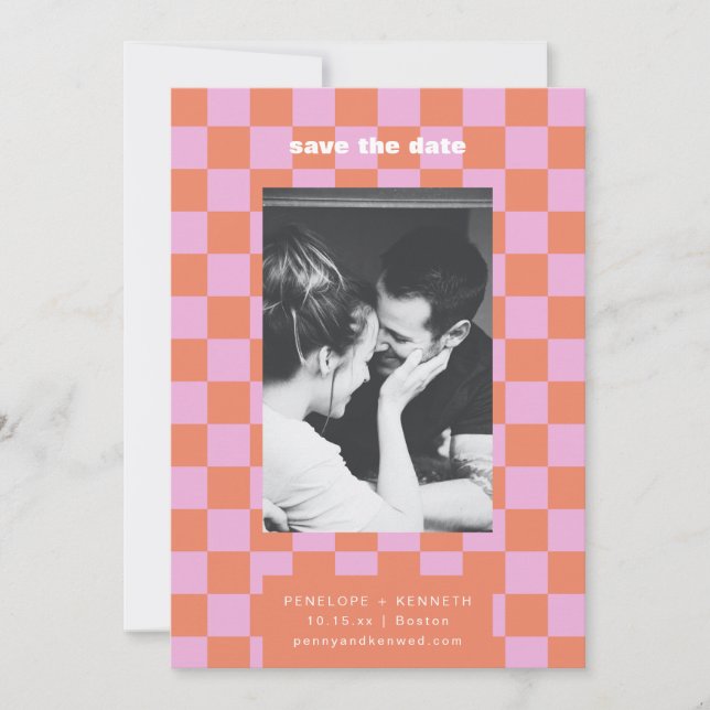Retro Checkerboard Pink Orange Mod Wedding Photo Save The Date (Vorderseite)