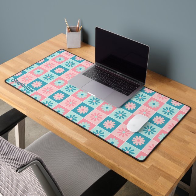 Retro Checkered Daisis Pink Green Script Name Schreibtischunterlage (Büro 2)
