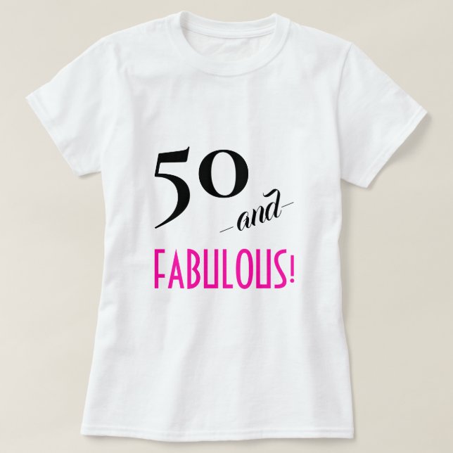 Retro Chic 50 und FABULOUS! Personalisiertes Pink T-Shirt (Design vorne)