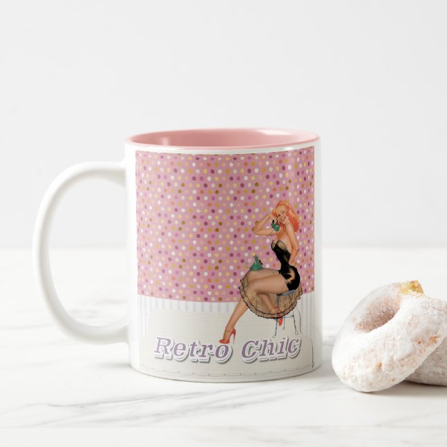 Retro Chic Pinup Girl Zweifarbige Tasse (Mit Donut)