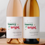 Retro Christmas Wein Flasche Etikett Getränke Gesc<br><div class="desc">Dieses lustige Weihnachtsweinlabel besticht durch ein stilvolles Design mit einem hellroten und grünen Retro-Schriftart und goldenen Boho-Sternen. Sie können als Geschenk benutzt werden oder sie machen die perfekte Dekoration für ein Weihnachtsessen Party oder andere besondere Veranstaltungen. Sie können es mit allem in der ROXY Kollektion kombinieren, um einen einheitlichen Look...</div>