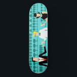 Retro Cocktail Lounge Skateboard<br><div class="desc">Jede Stunde ist mit diesem Retro Cocktail Lounge Skateboard eine Happy Hour. Das moderne Design aus der Mitte des Jahrhunderts besticht durch einen lebhaften, minimalistischen Stil der 1960er Jahre, einen Cartoon, der von einem klassischen Cocktail-Bar zeichne. Vor der Kulisse einer Wasserwand können wir eine Reihe von Gläsern sehen. Zumindest können...</div>