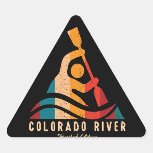 Retro Colorado River Kayaking Dreieckiger Aufkleber