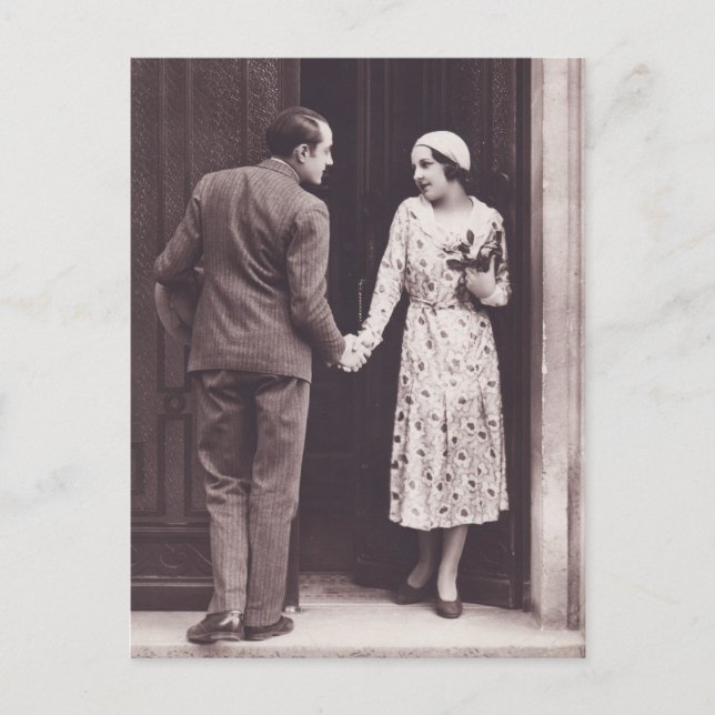 Retro Couple on Doorstep Postkarte (Vorderseite)