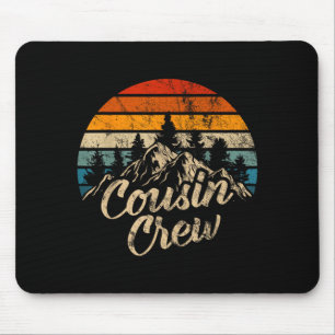 Retro-Cousin-Crew beim Bergwandern und Camping im Mousepad