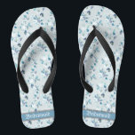 Retro Dainty Pastel Florals Wedding Bridesmaid Flip Flops<br><div class="desc">Das Design mit Vintagem Blumenmuster in staubblauer Farbe und einem klassischen Hochzeitsbegriff Typografie ist ein unvergessliches Geschenk für Brautmädchen und verleiht Ihrem Hochzeitstag, Junggeselinnen-Abschied oder anderen Feierlichkeiten eine stilvolle Glamour. Strich Anpassen Sie es mit Ihrer Formulierung durch die Vorlagenfelder. Wenn Sie gewollt haben, um den Stil, die Farbe oder die...</div>