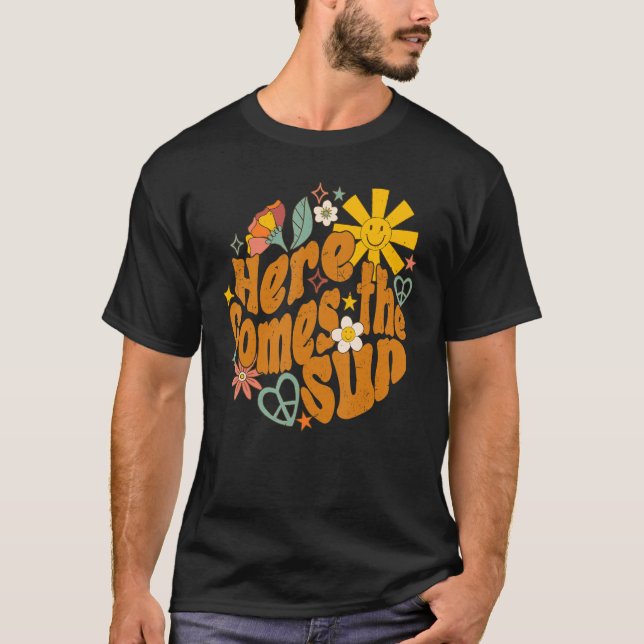 Retro Daisy Regenbogen Sonnenaufgang hier kommt di T-Shirt (Vorderseite)