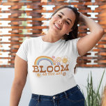 Retro Daisy zitieren Bloom, wie Sie sind T-Shirt<br><div class="desc">Das farbenprächtige grafische Design besticht durch einen pulsierenden Regenbogen,  umgeben von Gänsen und Schmetterlingen,  der Sie daran erinnert,  Ihre einzigartige Schönheit anzunehmen und sich von überall aus positiver zu gestalten. Das Zitat "Bloom as you are" ist eine mächtige Erinnerung,  sich selbst treu zu sein und seine Persönlichkeit lassen.</div>