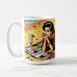 Retro-Dame am Strand, die über Mode tagträumt Kaffeetasse