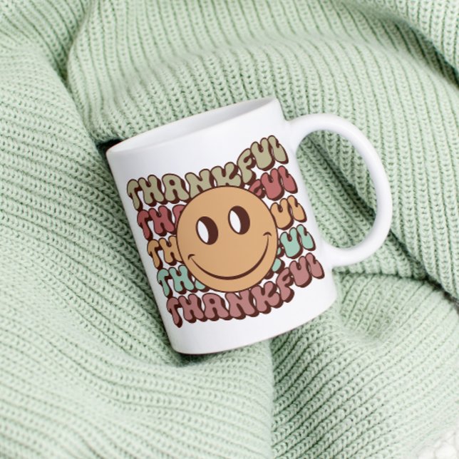 Retro-dankbare Emoji-Tasse, Herbstfamilie Erntedan Kaffeetasse (Von Creator hochgeladen)