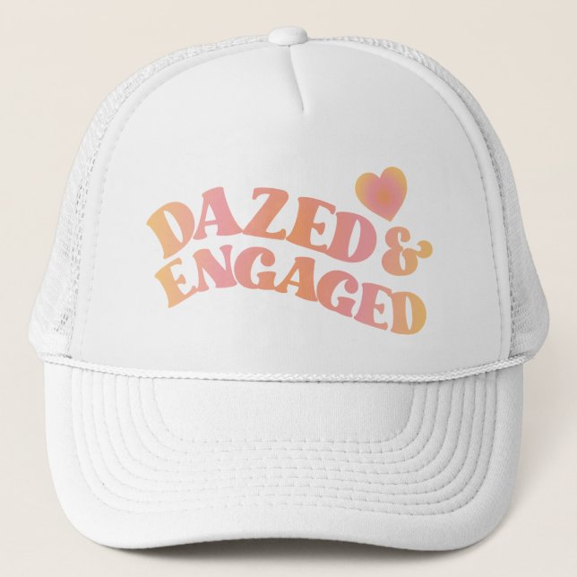 Retro Dazed and Verlobt Bachelorette Trucker Hat Truckerkappe (Vorderseite)