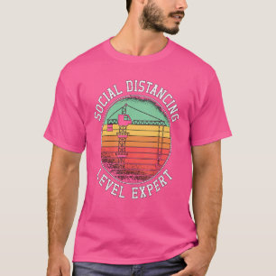 Retro des Kranbetreibers mit sozialer Entfernung T-Shirt