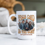 Retro Dieser Vater ist die Goat Foto 15oz Kaffee T Kaffeetasse<br><div class="desc">Retro Ziege Tasse für Papa mit benutzerdefiniertem Foto. Ihr Foto wird in einer Form mit scharfen Kanten und gerahmt mit "Papa ist die Ziege" dargestellt, in Retrotypografie geschrieben und mit Liebe verziert. Personalisieren Sie die Namen des Kindes oder der Kinder oder jeden Text, den Sie mögen. Verwenden Sie das gleiche...</div>