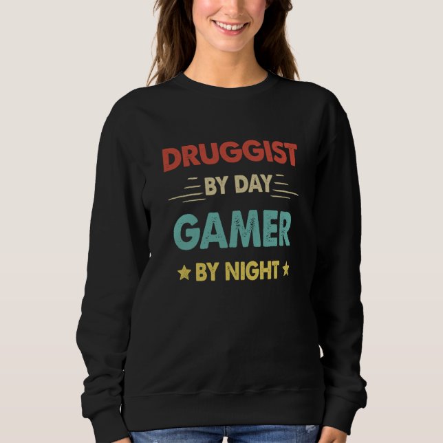 Retro Druggist By Day Gamer By Night Sweatshirt (Vorderseite)