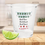 Retro Drunko Bunco Schnapsglas<br><div class="desc">Retro Bunco Design mit roten Würfeln. Das Design umfasst die Retro-Farben der 50er Jahre. Gute Freunde,  gute Zeiten und gutes Lachen machen einen großartigen Preis oder Geschenk. Fügen Sie das Jahr hinzu,  das Ihre Gruppe begonnen hat. Wie wir rollen seit ... </div>