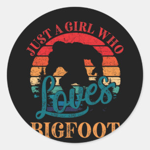Retro Ein Mädchen das Bigfoot Sasquatch liebt Runder Aufkleber