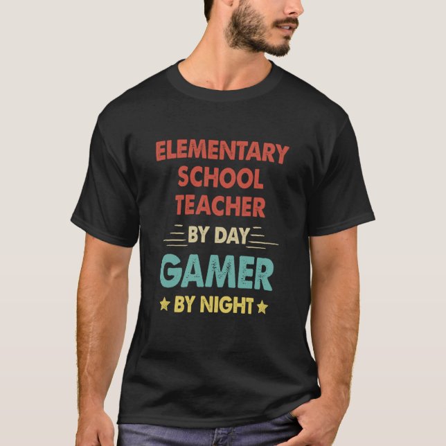 Retro Elementary School Teacher By Day Gamer By Ni T-Shirt (Vorderseite)
