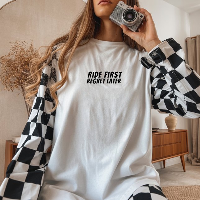 Retro Fahrrad Mädchen Ironie schwarz Tri-Blend Shirt (Retro vibe with a vintage bike graphic and the fun saying "Ride First, Regret Later" )