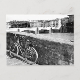 Retro-Fahrrad neben einer Brücke in Florenz Postkarte