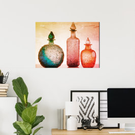 Retro-farbige Glasparfümflaschen an einer Wand Poster