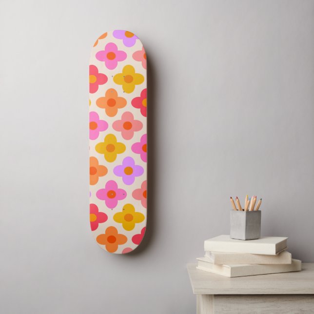 Retro-farbige Hippie-Mod-Blumenmuster  Skateboard (Wandkunst)
