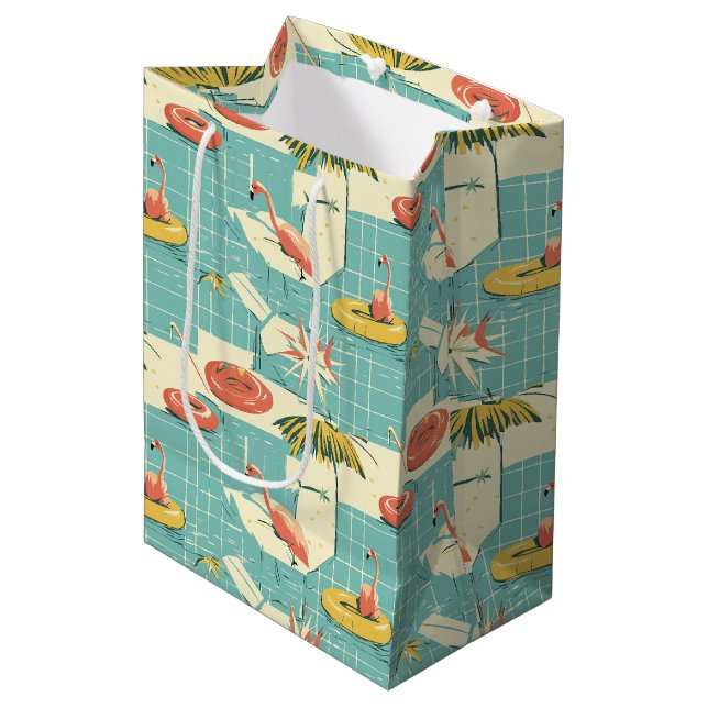 Retro Flamingo Poolside Summer Pattern (4) Mittlere Geschenktüte (Vorderseite Schrägansicht)